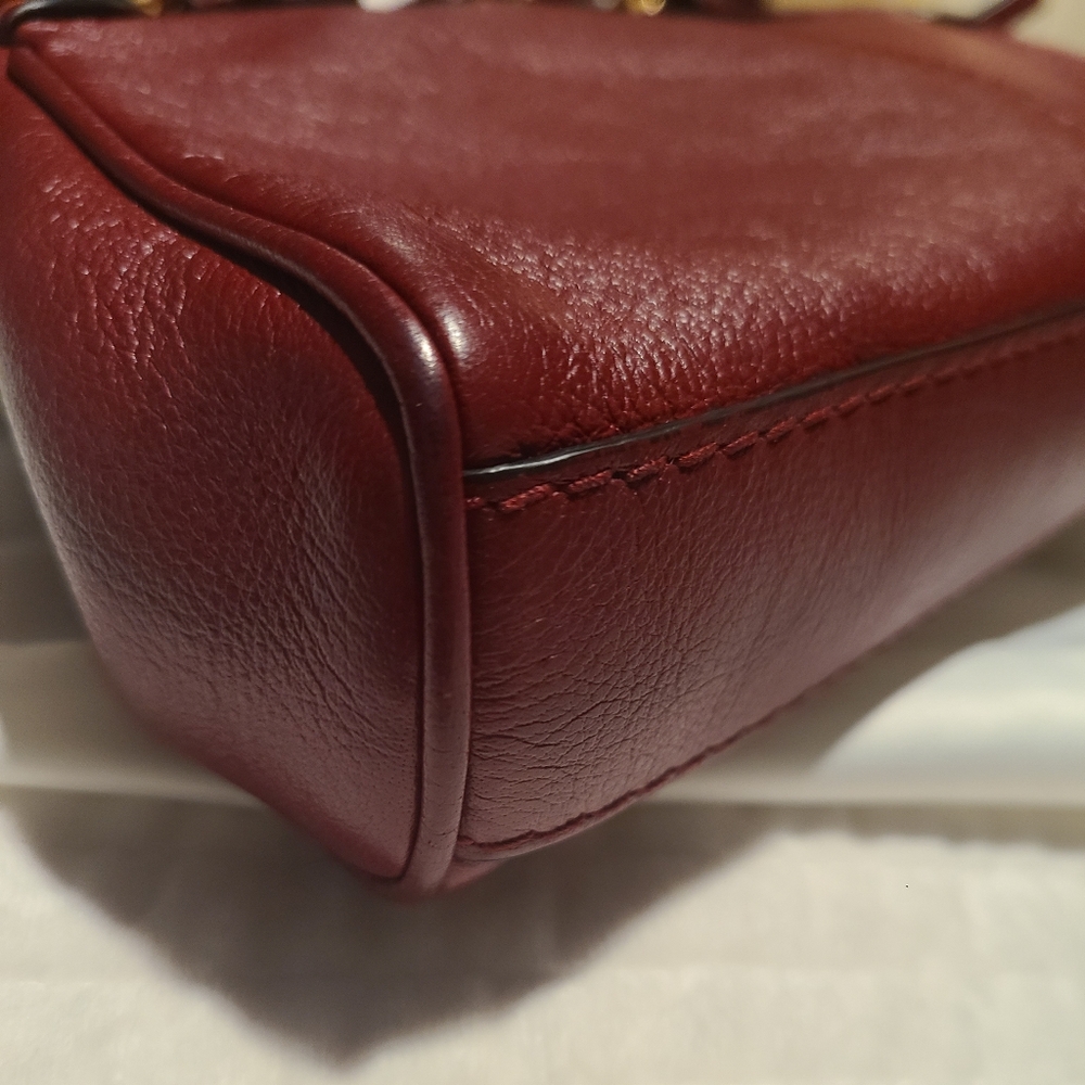 Authentic Medium Red Leather Gucci - Picture 13 of 14